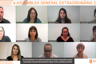 Laia Bonastra, presidenta del Consell Rector, parla a les persones sòcies acompanyada de la resta del Consell Rector i de la codirecció general de Suara Cooperativa