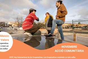Imatge de la campanya del valor cooperatiu de novembre enfocat en l'acció comunitària on es veuen educadors de carrer amb un jove