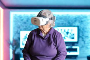 Senyora gran amb ulleres de Realitat Immersiva