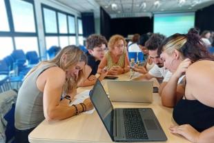 Una experta de Suara Cooperativa assessora un grup de persones del programa MAIS