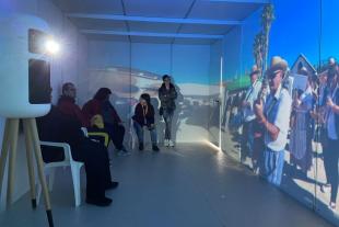 persones disfrutando de un video en una de las salas immersivas de Suara Cooperativa