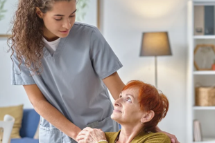  Dona donant la mà a una dona major