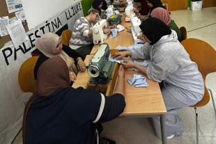 El grup de dones cusen durant la formació de costura