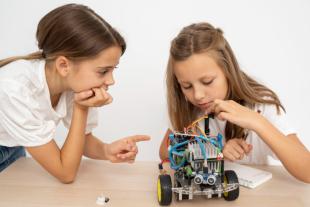 Dues noies amb un robot ede Lego