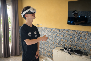chico interactuando con gafas de realidad virtual