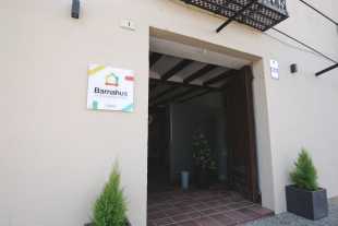 L'entrada de la Barnahus de Tortosa gestionada per Suara Cooperativa