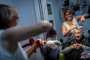 Treballadora centre residencial talla cabell dona atesa