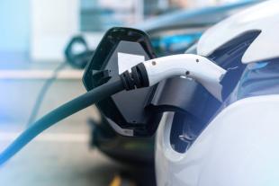 Un primer pla del carregador d'un vehicle elèctric