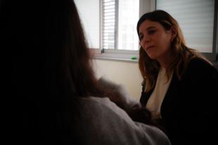 Àngela Cervantes parla  amb una dona atesa durant la seva visita a Marialar