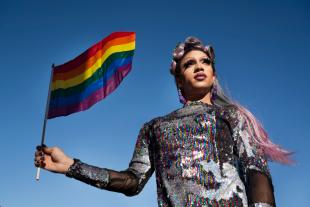 Una dona trans en defensa dels drets LGTBIQ+