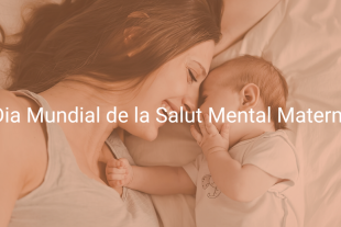 Una mare i el seu nadó estirats al llit i a sobre el text 6 de maig Dia Mundial de la Salut Mental Materna