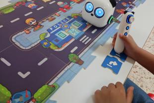 Infant amb un robot educatiu