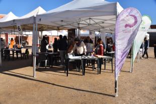 Una imatge de la fira d'entitats de Ponent on es veu la parada de Suara Cooperativa juntament amb la d'altres entitats