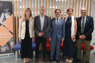 Visita del rector de la UB, Joan Guàrdia, a la seu de Suara Cooeprativa.
