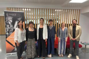 Foto institucional de Laia Arnal amb la codirecció general, Laura Peracaula, amb altres representants de Suara Cooperativa