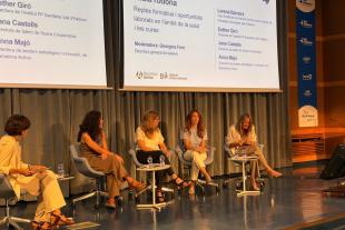 Jana Castells Guiu, directora tècnica de Talent de Suara, intervenint a la taula rodona de la jornada “Oportunitats laborals en l’àmbit de la salut i les cures”, celebrada a l’Hospital Universitari Vall d’Hebron