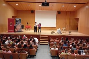 imatge del teatre d'Abrera ple de professionals de l'escoles bressol